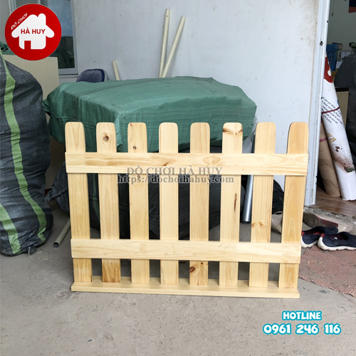 Hàng rào gỗ trẻ em: 
Hàng rào gỗ trẻ em dành riêng cho các bé của bạn vừa an toàn vừa thú vị. Được thiết kế với chất liệu an toàn và màu sắc đa dạng giúp bé thoải mái vui chơi trong không gian an toàn.