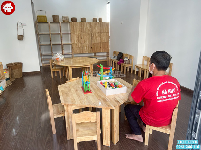 Bàn giao bàn ghế, tủ kệ gỗ cho trường mầm non tư thục tại Hà Nội
